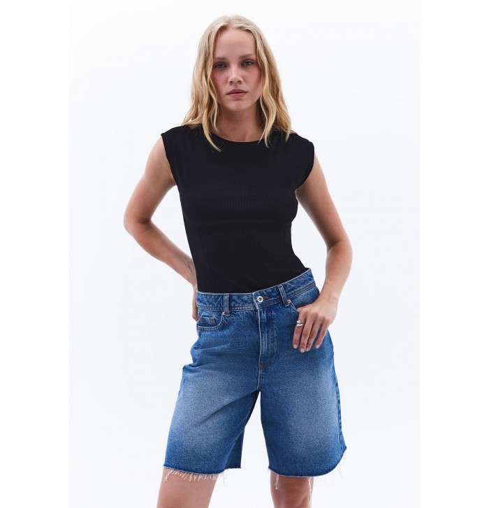 Siyah Pamuklu Bot Yaka Tişört